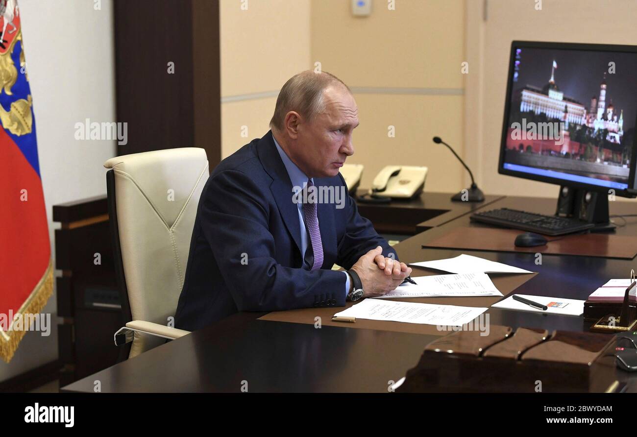 Novo-Ogaryovo, Russia. 03 giugno 2020. Il presidente russo Vladimir Putin presiede un incontro tramite videoconferenza per discutere una fuoriuscita di gasolio nella regione di Krasnoyarsk dal suo ufficio presso la residenza di stato di Novo-Ogaryovo il 3 giugno 2020 fuori Mosca, Russia. Credit: Aleksey Nikolskyi/Kremlin Pool/Alamy Live News Foto Stock