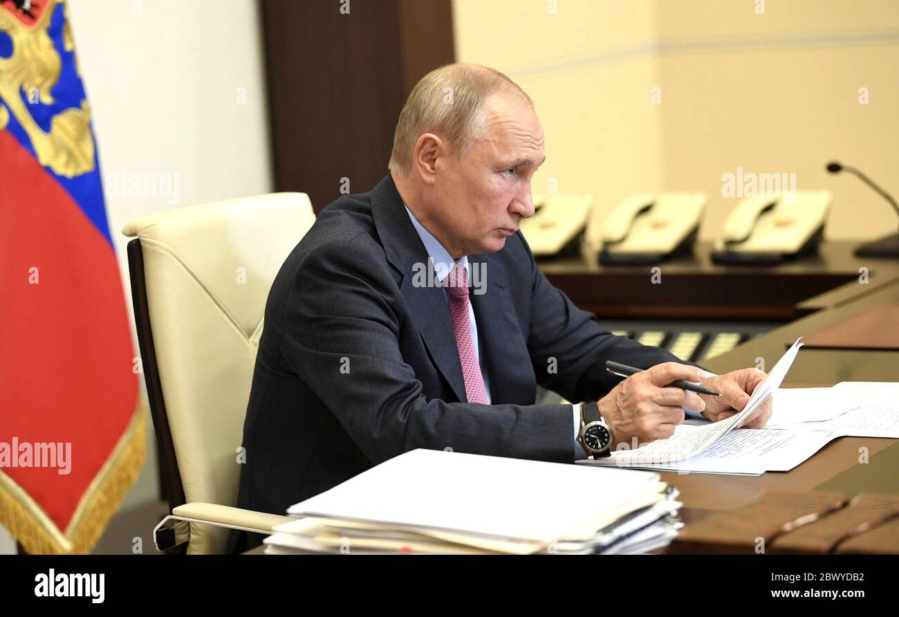 Il presidente russo Vladimir Putin, ha un incontro in teleconferenza con il governatore della regione Smolensk Alexei Ostrovsky, dal suo ufficio alla residenza di stato Novo-Ogaryovo il 27 maggio 2020 fuori Mosca, Russia. Foto Stock