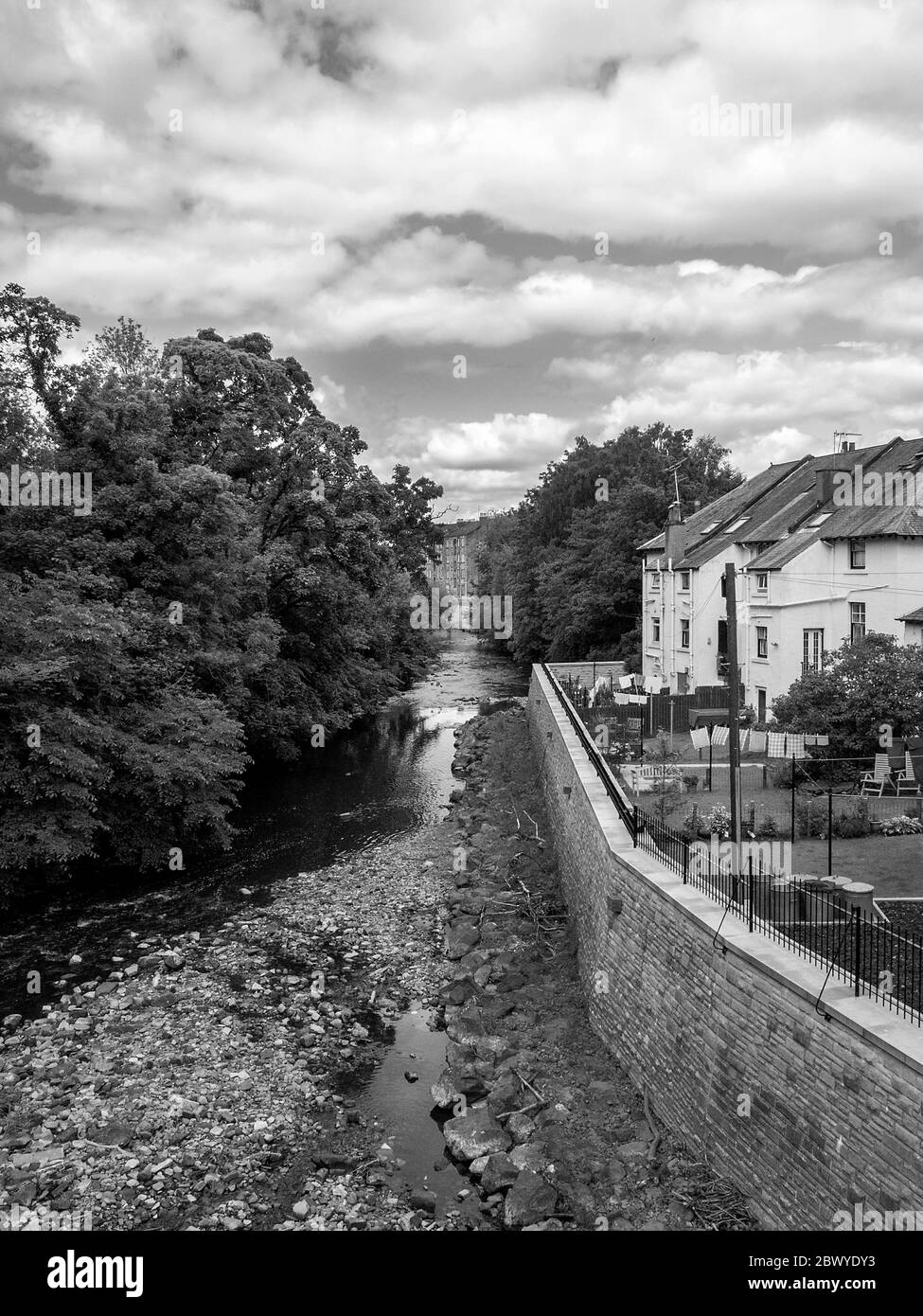 Glasgow, Scozia, Regno Unito. 3 giugno 2020: Una fotografia in bianco e nero di una vista dell'acqua del White Cart dal Ponte del Mulino di Snuff a Glasgow. Foto Stock