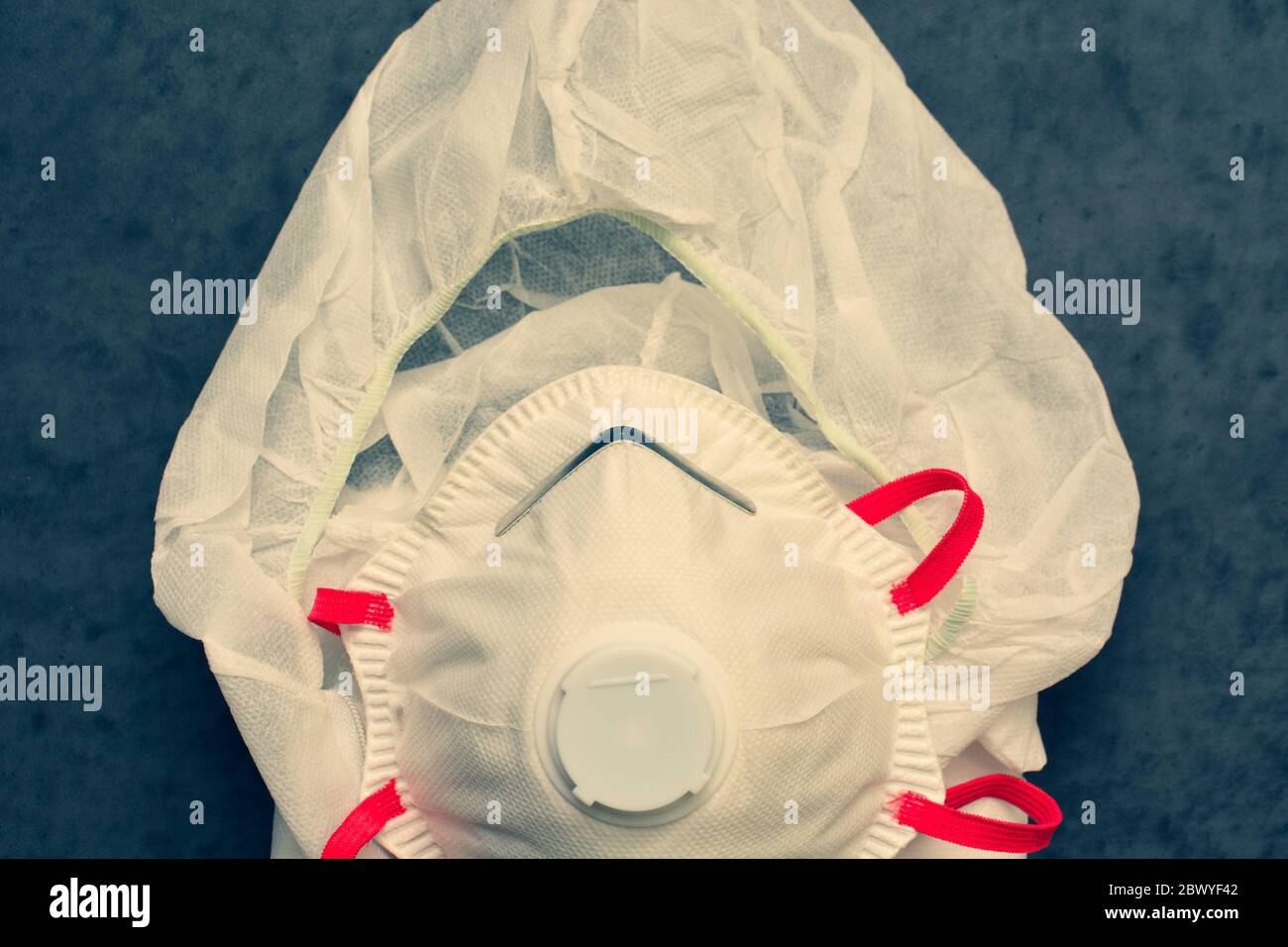 Tuta medica con maschera protettiva o respiratore. Concetto anti coronavirus e virus. Foto Stock