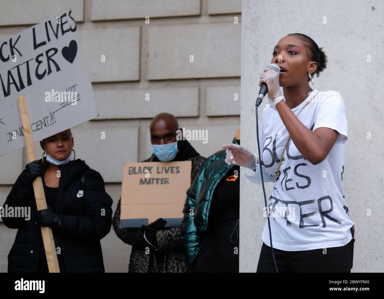 Southampton, Hampshire, Regno Unito. 3 Giugno 2020 . L'attivista BLM Serrah 'sugaa' Sillah parla ai manifestanti di Belly Mujinga, una donna britannica nera che lavorava sulla metropolitana di Londra, morta da Covid-19 dopo essere stata rapita. La riunione di solidarietà si è tenuta presso la guildhall a sostegno del movimento Black Lives Matter e di George Floyd, assassinato dalla polizia negli Stati Uniti. Southampton, Hampshire, UK Credit: Dawn Fletcher-Park/Alamy Live News Foto Stock