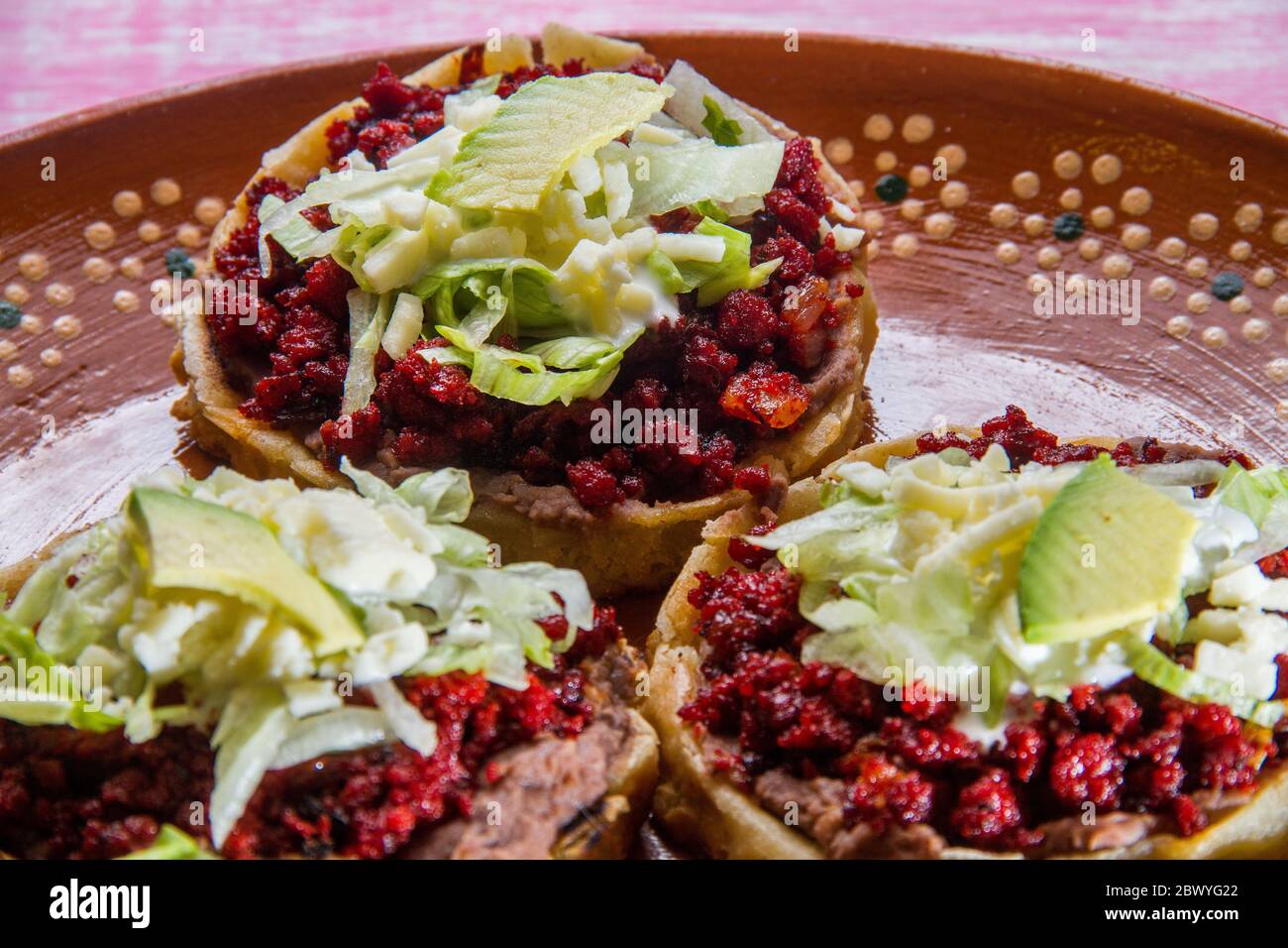 Tradizionali Sopes chorizo messicani Foto Stock