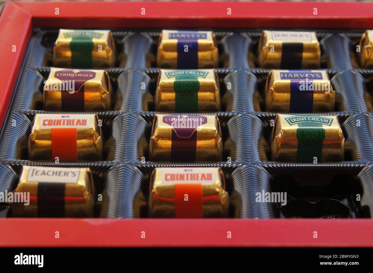 Scatola aperta di cioccolatini liquori con fondo morbido Foto Stock