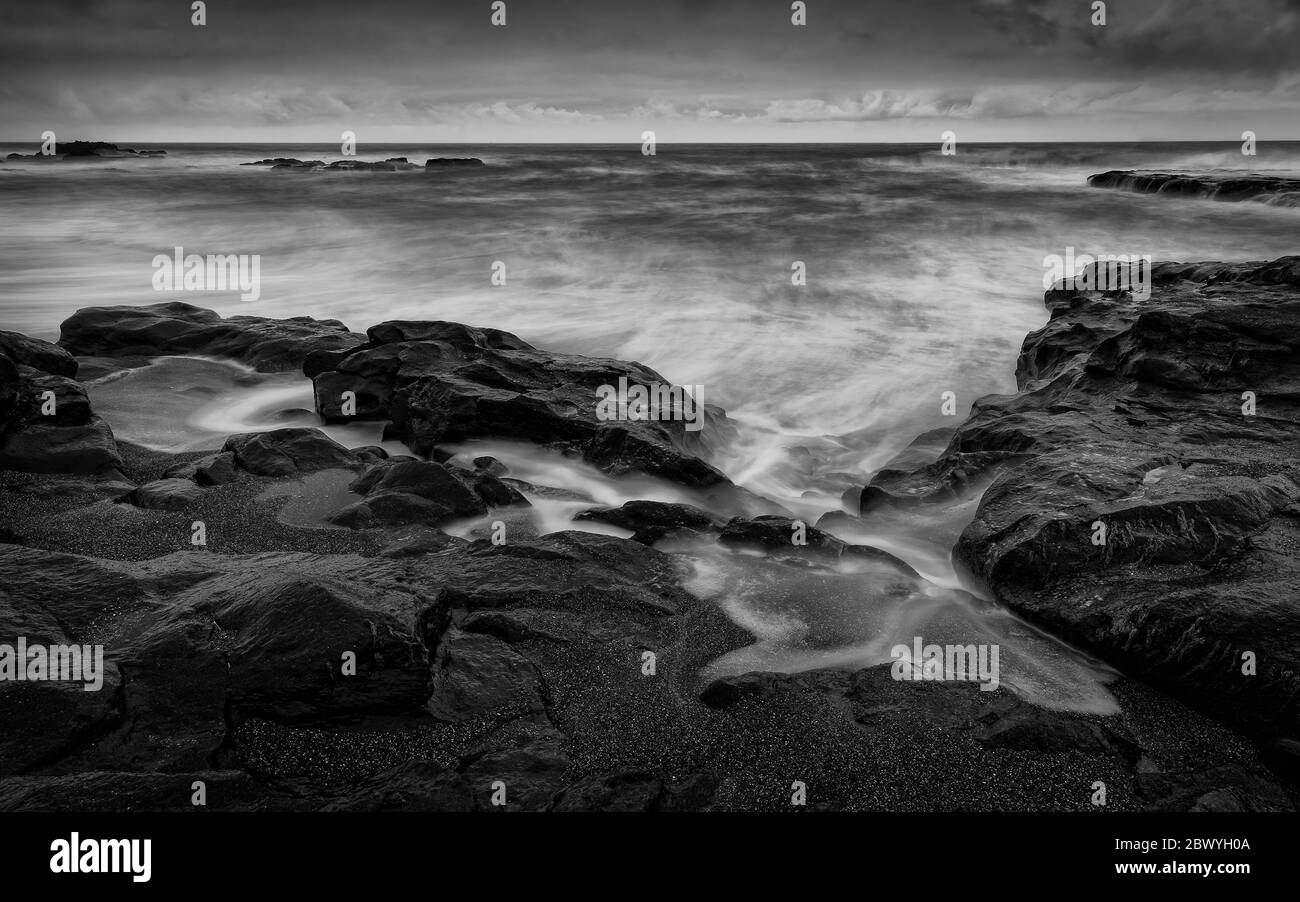 Rocce costiere e surf a Yachats sulla costa centrale dell'Oregon. Foto Stock