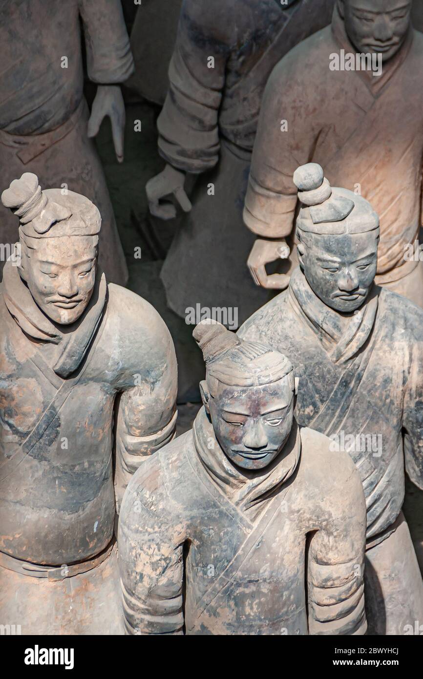 Xian, Cina - 1 maggio 2010: Museo e sala dell'Esercito di terracotta. 3 sculture di soldato grigio-beige antiche allo scavo. Foto Stock