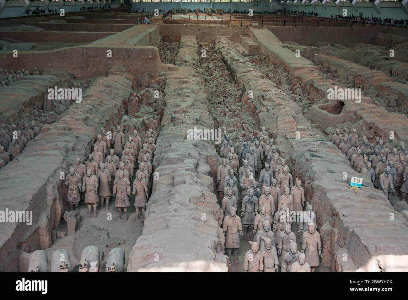 Xian, Cina - 1 maggio 2010: Museo e sala dell'Esercito di terracotta. Panoramica del sito di scavo con molte statue. Foto Stock