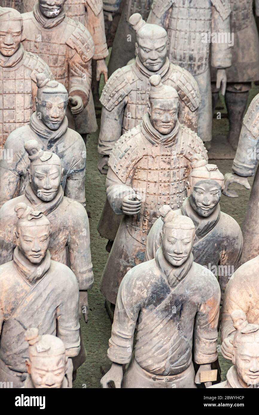 Xian, Cina - 1 maggio 2010: Museo e sala dell'Esercito di terracotta. Ritratto di gruppo di sculture di soldato grigio-beige antiche durante gli scavi. Foto Stock