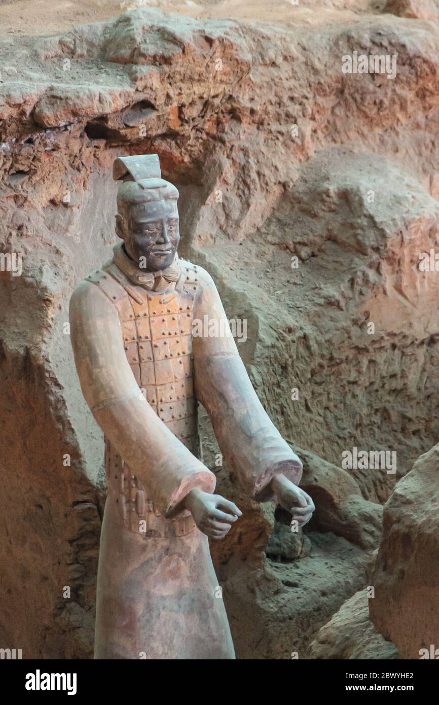 Xian, Cina - 1 maggio 2010: Museo e sala dell'Esercito di terracotta. Antico soldato grigio-beige che offre sculture a mani allo scavo. Foto Stock