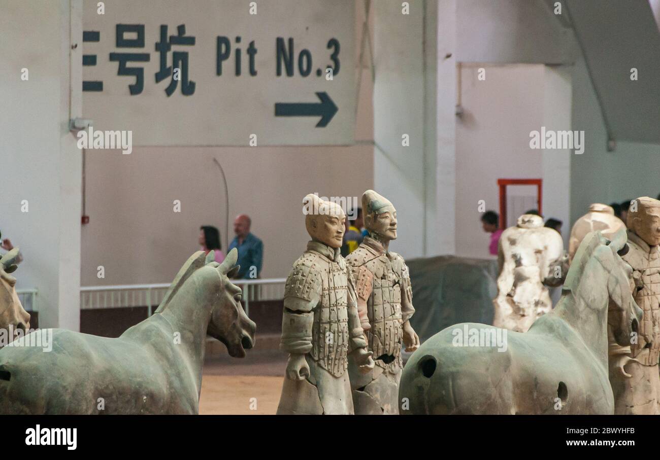 Xian, Cina - 1 maggio 2010: Museo e sala dell'Esercito di terracotta. Sculture grigio-beige di 2 soldati e 2 cavalli allo scavo. Foto Stock