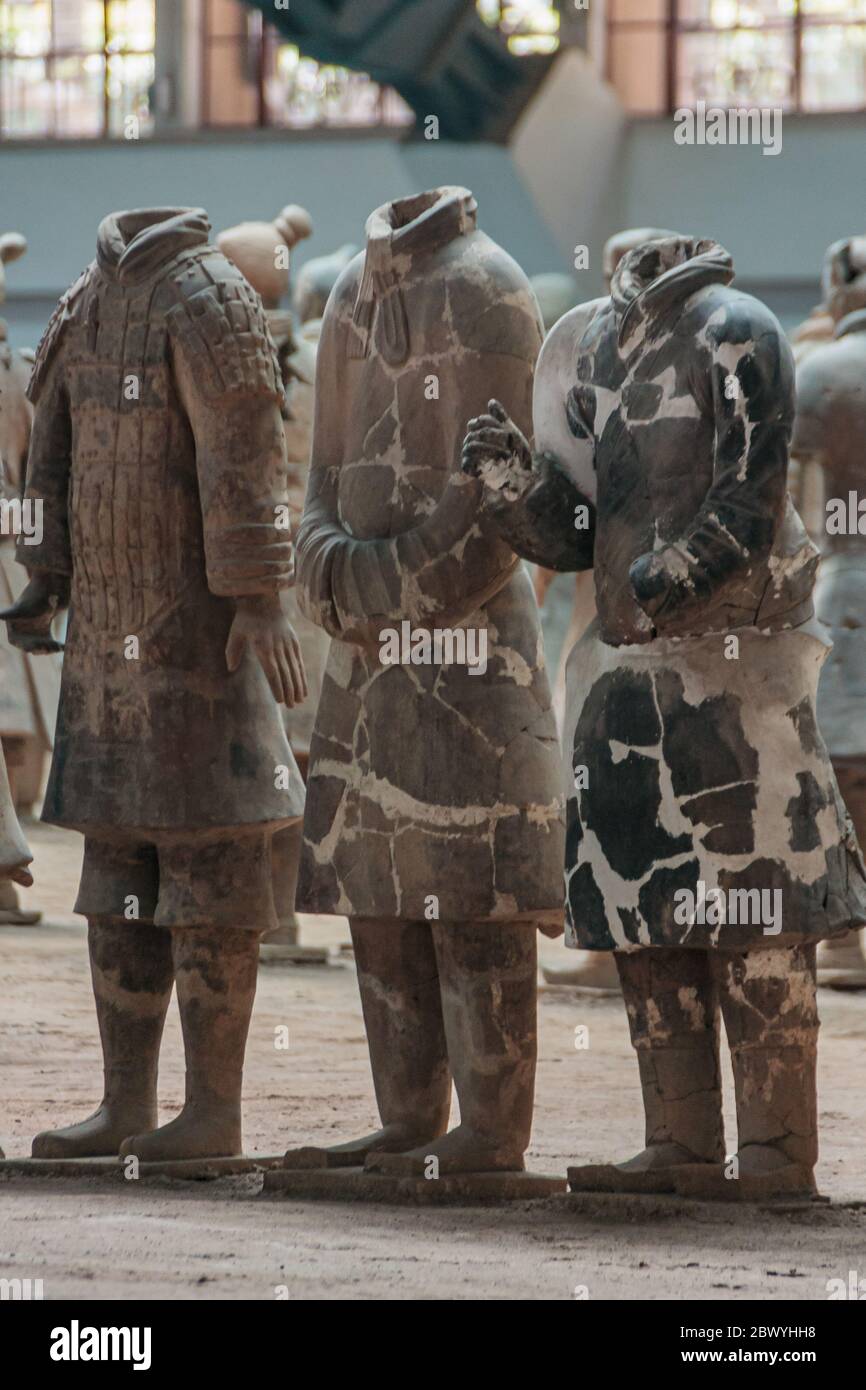 Xian, Cina - 1 maggio 2010: Museo e sala dell'Esercito di terracotta. 3 sculture grigio-beige di soldati decapitati durante gli scavi. Foto Stock