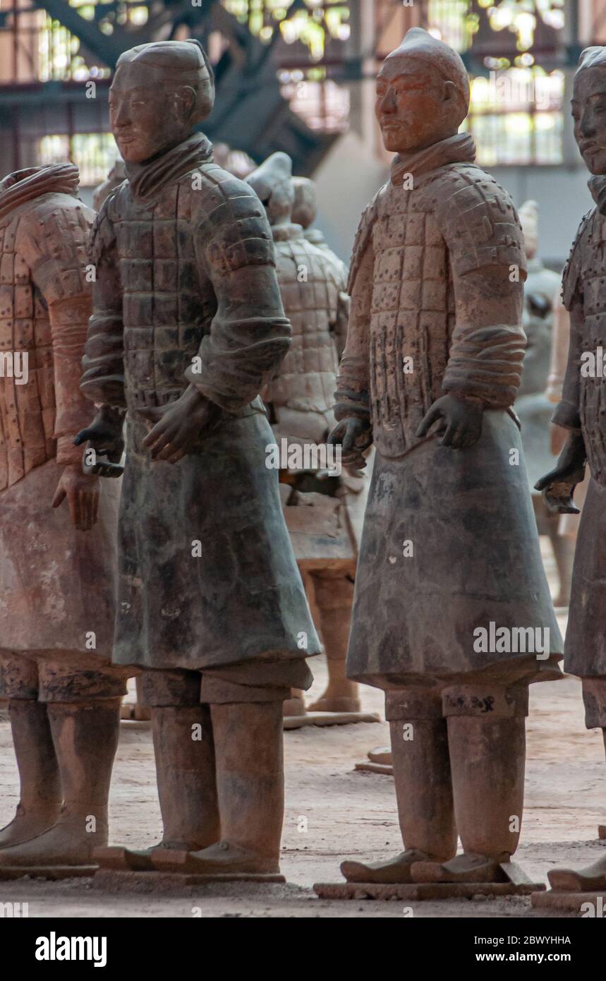 Xian, Cina - 1 maggio 2010: Museo e sala dell'Esercito di terracotta. Corpo pieno closeup di sculture grigio-beige di soldati durante lo scavo. Foto Stock