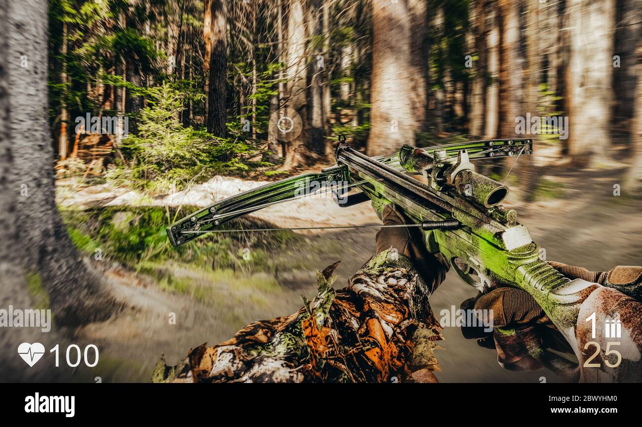 Vista in prima persona di un gioco di guerra soldato con balestra in foresta con indicatore di salute e munizioni. Foto Stock