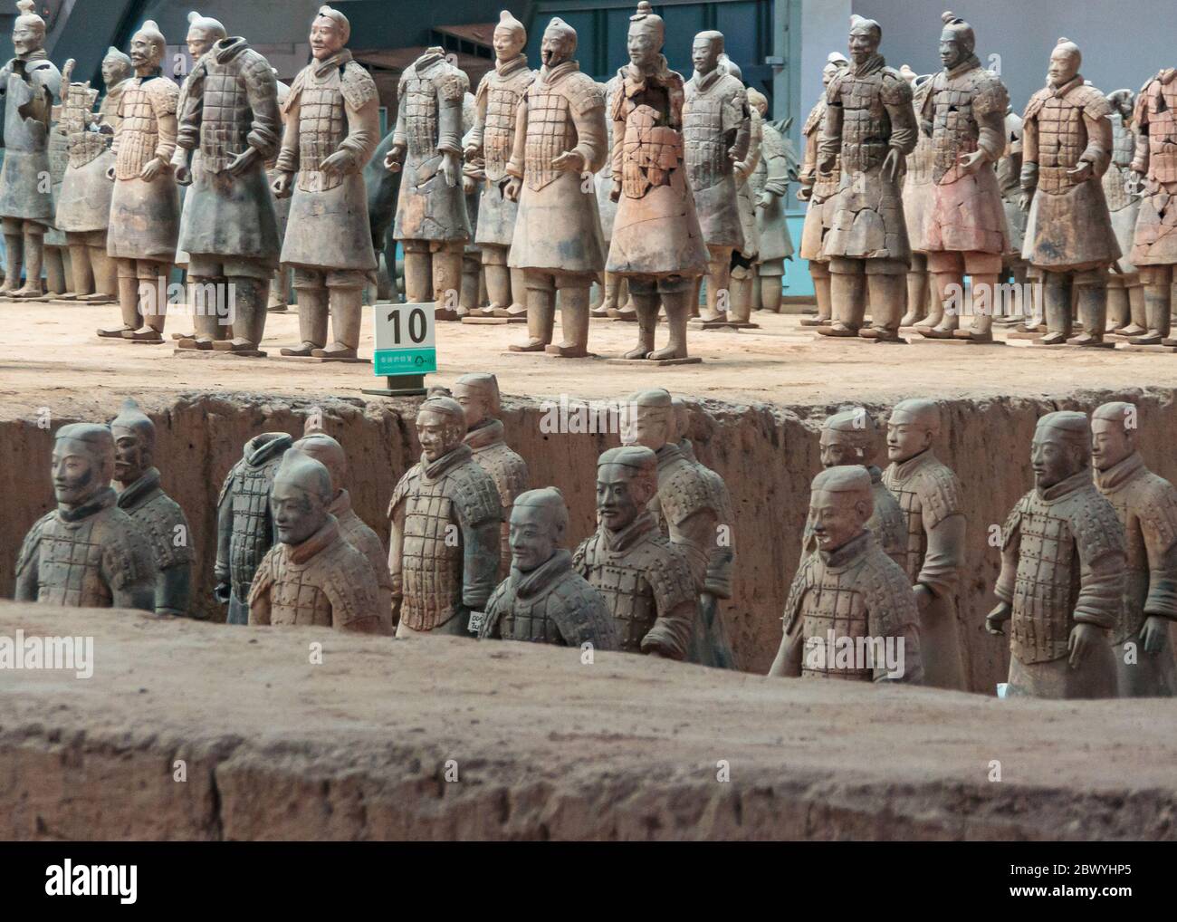 Xian, Cina - 1 maggio 2010: Museo e sala dell'Esercito di terracotta. 2 livelli di sculture di soldato grigio-beige allo scavo. Foto Stock