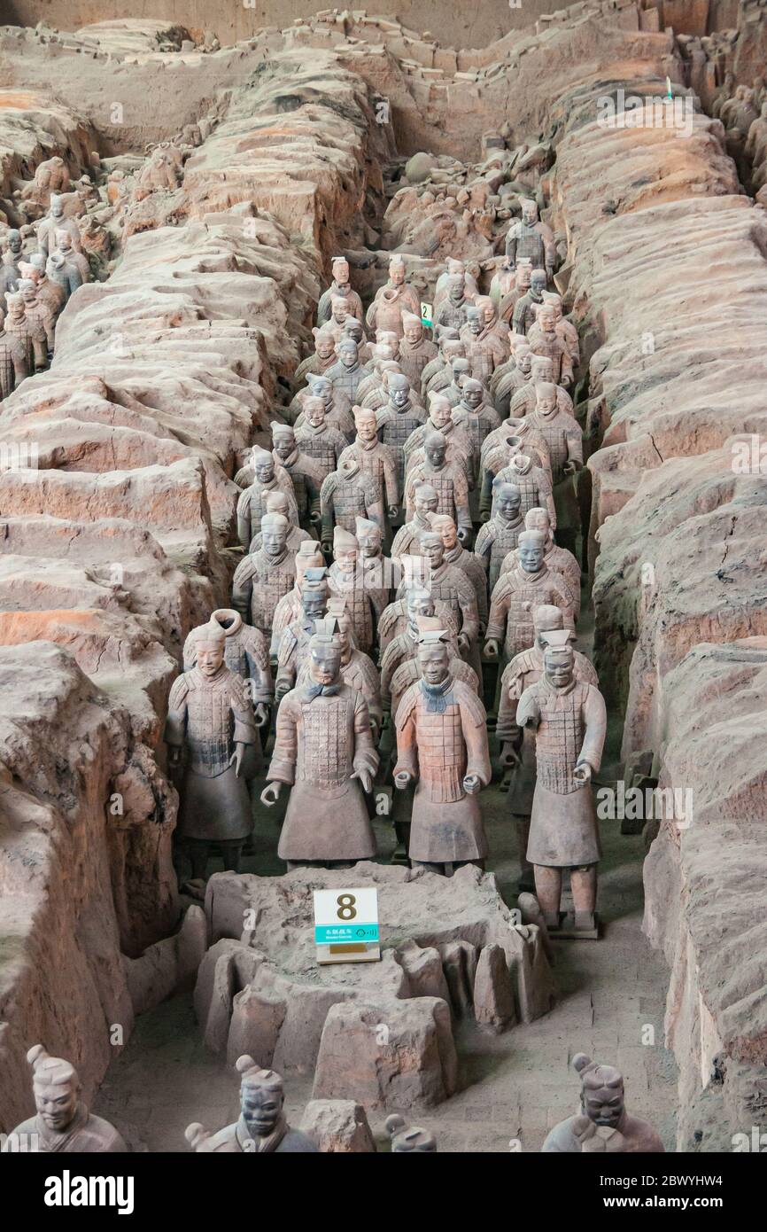 Xian, Cina - 1 maggio 2010: Museo e sala dell'Esercito di terracotta. Trincea piena di sculture di soldati grigio-beige durante gli scavi. Foto Stock