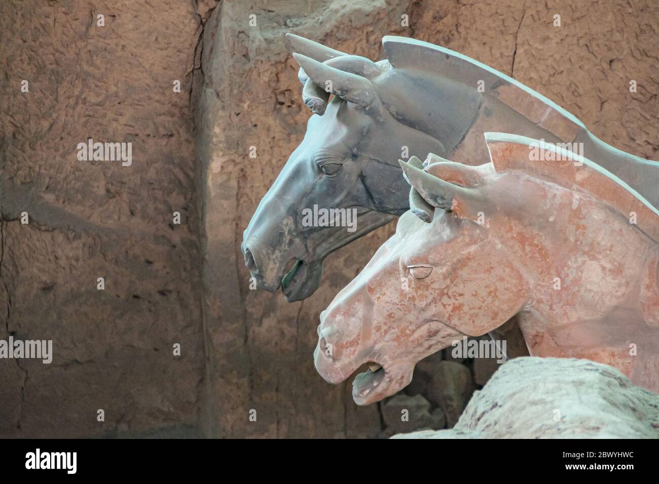 Xian, Cina - 1 maggio 2010: Museo e sala dell'Esercito di terracotta. Primo piano di teste di cavallo rosse e grigie allo scavo. Foto Stock
