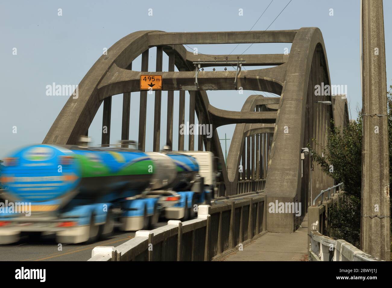 Cisterna per il latte sul ponte di Balclitha, Otago del Sud, Nuova Zelanda Foto Stock