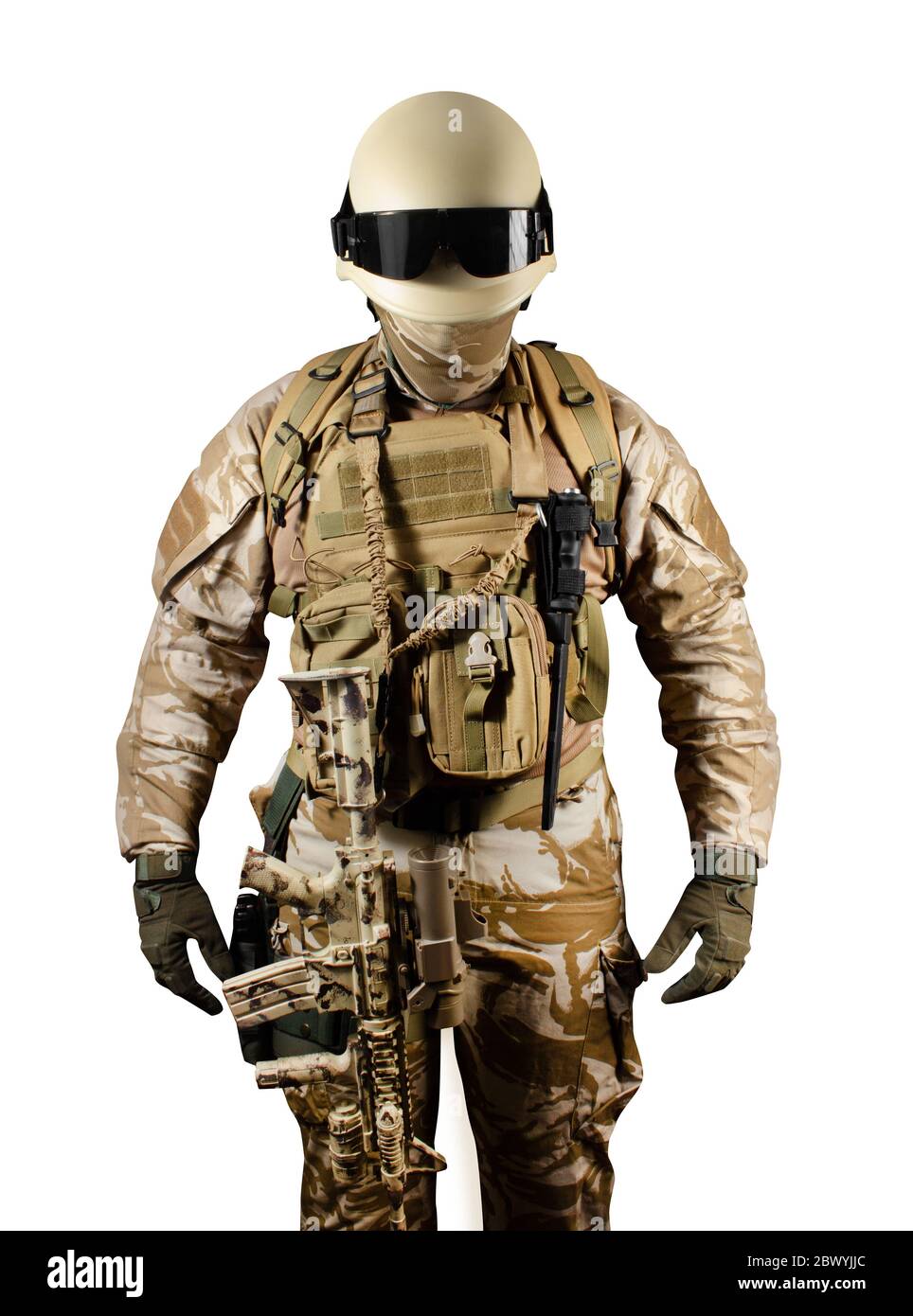 Foto isolata di un soldato completamente attrezzato armato di fucile automatico su sfondo bianco. Foto Stock