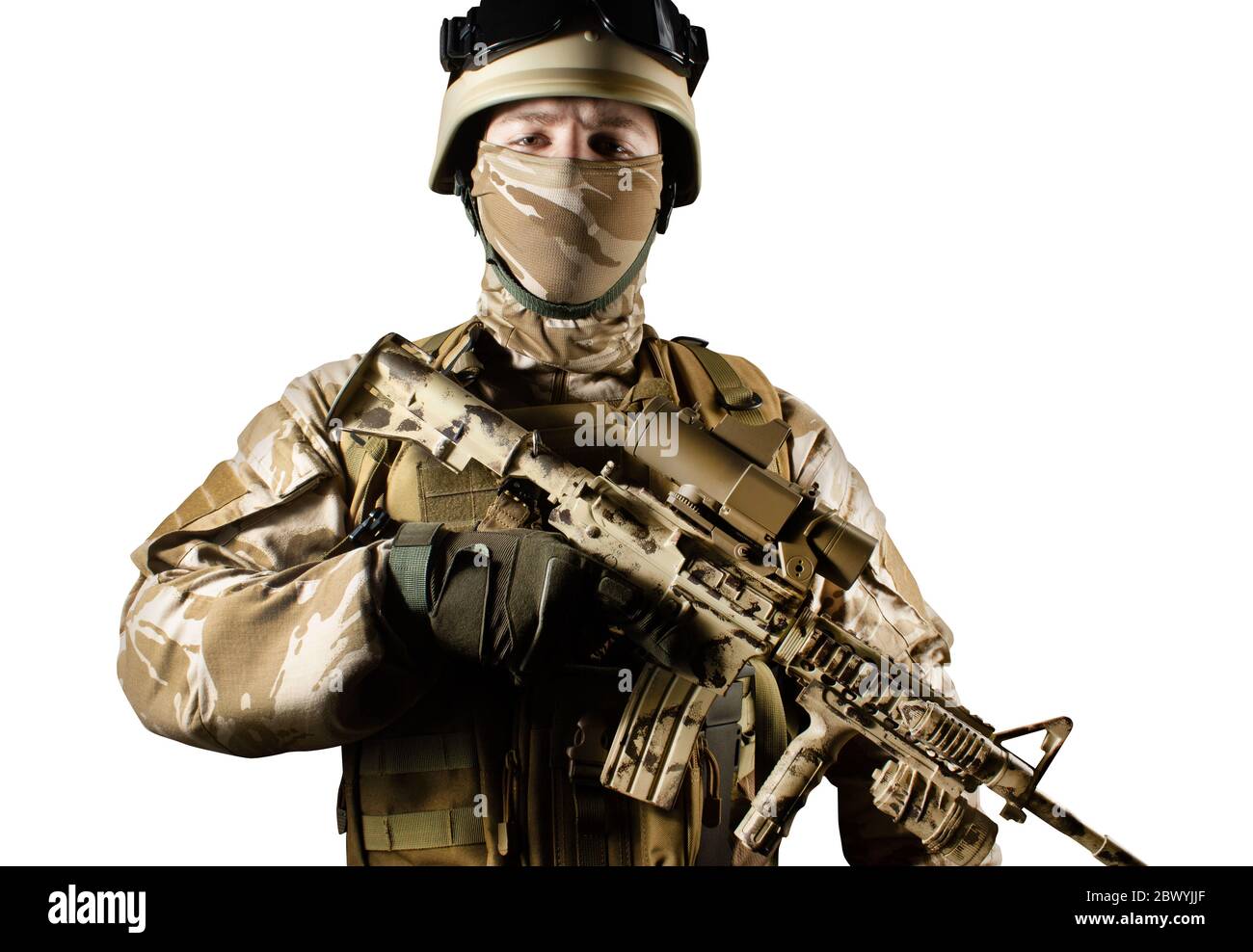 Foto isolata di un soldato completamente attrezzato armato di fucile automatico su sfondo bianco. Foto Stock