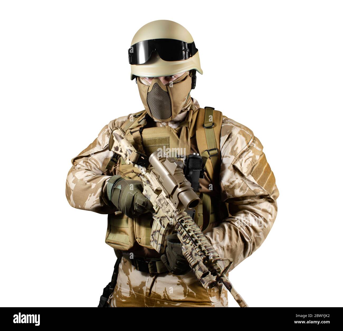 Foto isolata di un soldato camuffato completamente attrezzato in piedi armato di fucile automatico su sfondo bianco. Foto Stock