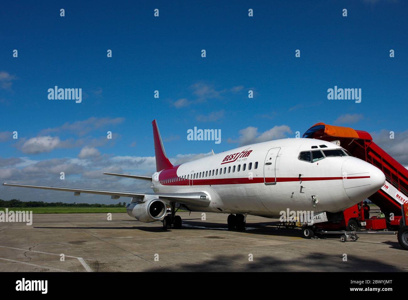 Miglior aereo Boeing 737-200 presso l'aeroporto internazionale di Zia ora Hazrat Shah Jalal International Airport a Dhaka, Bangladesh. Foto Stock