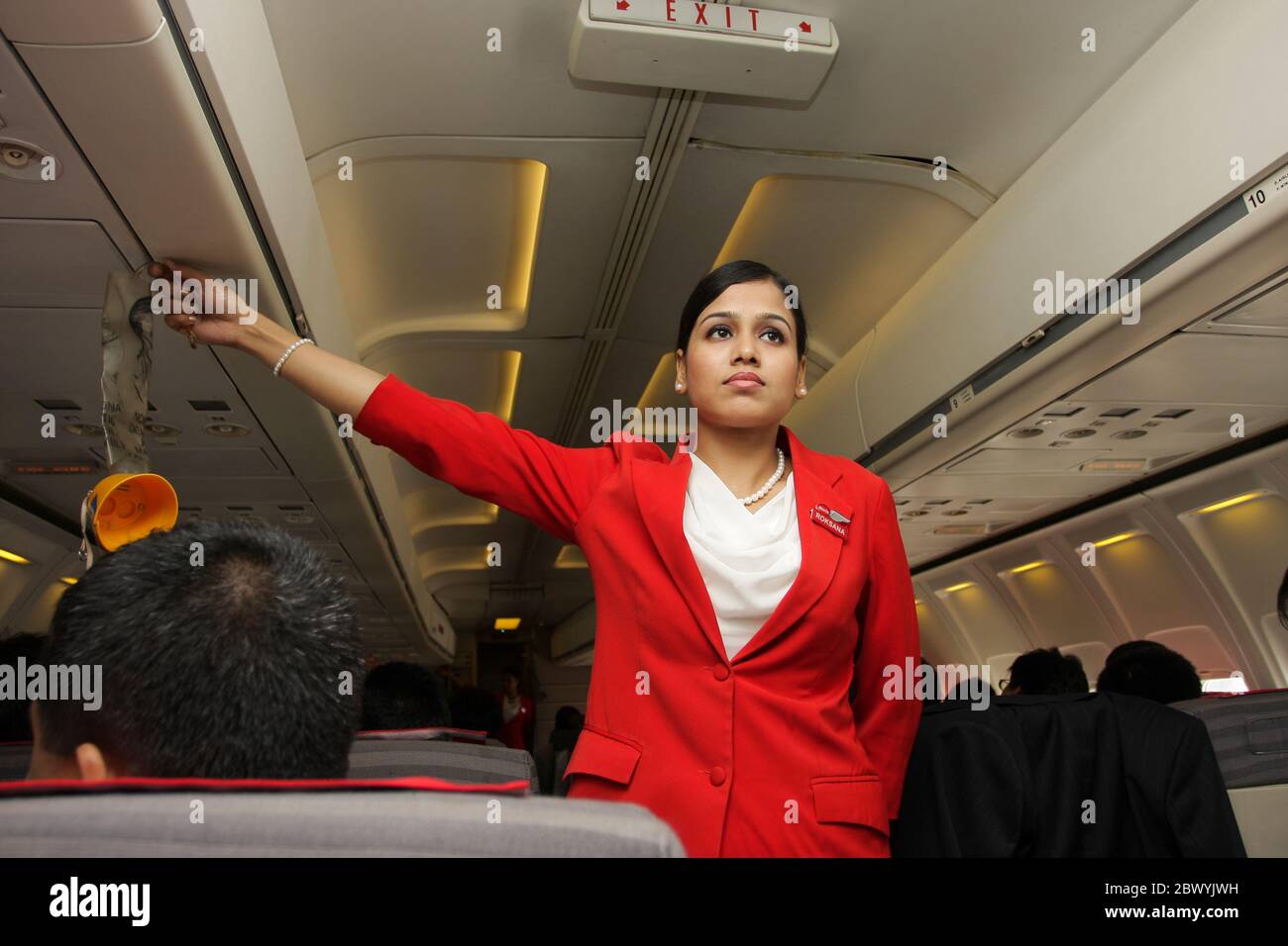 Una Airhostess of Best Air che fa una dimostrazione di sicurezza subito prima di volare dall'Aeroporto Internazionale di Zia ora è l'Aeroporto Internazionale di Hazrat Shah Jalal Foto Stock