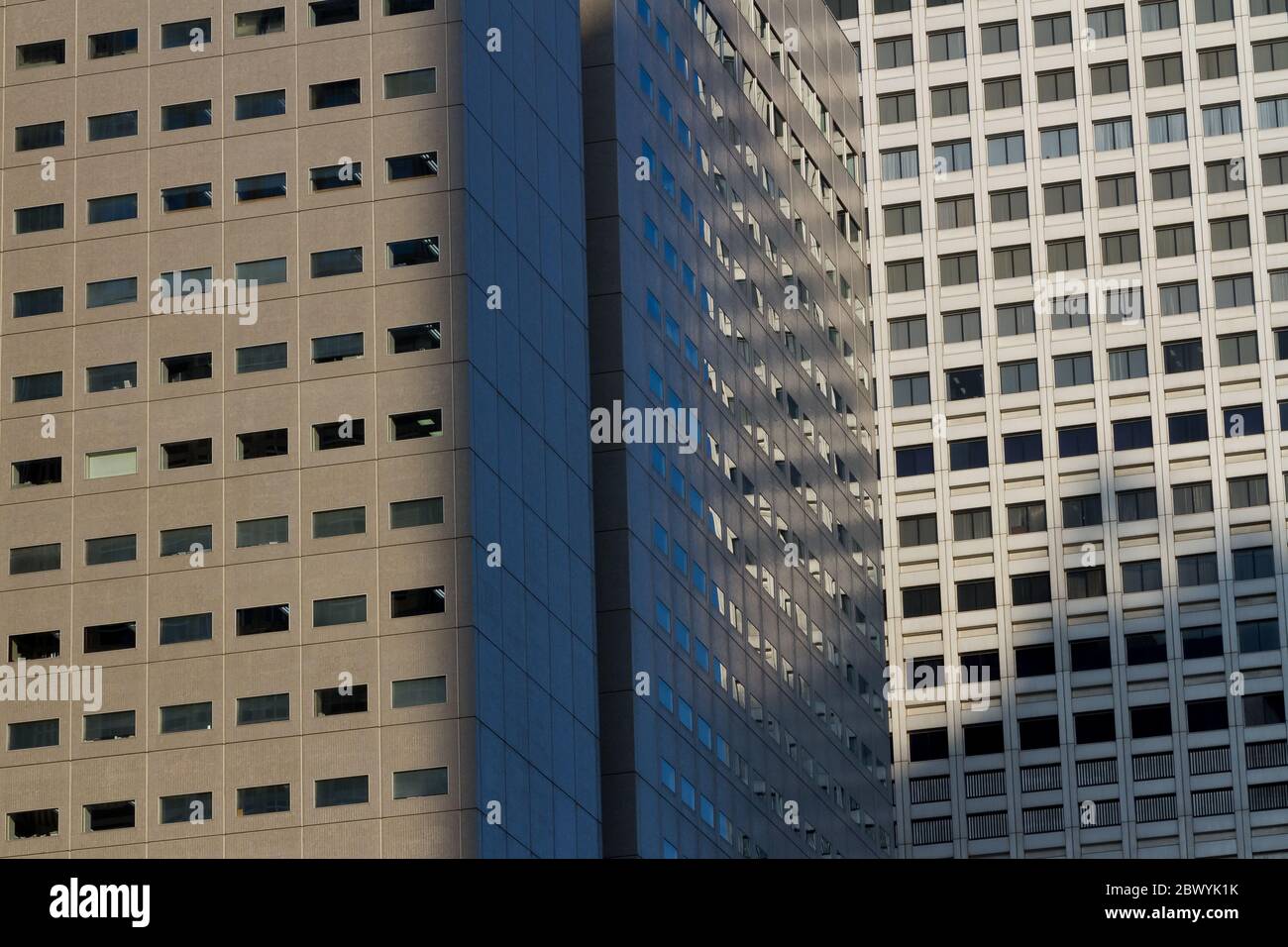 Immagine astratta dell'edificio Shinjuku NS (a sinistra) e dell'edificio Shinjuku KDDI (a destra), Shinjuku, Tokyo, Giappone Foto Stock