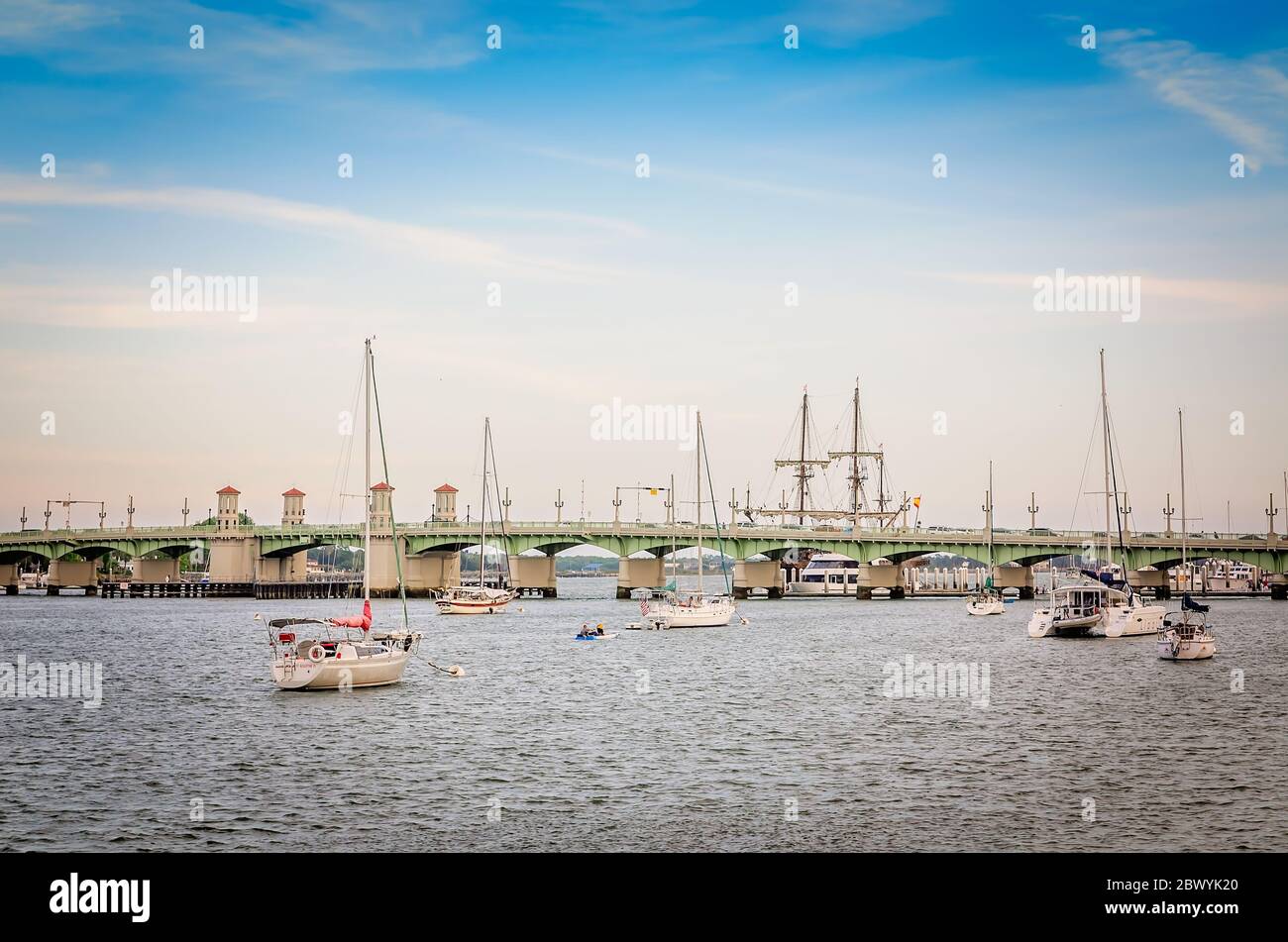 Le barche a vela si navigano sul fiume Matanzas di fronte al Ponte dei Lions, 10 aprile 2015, a St. Augustine, Florida. Foto Stock