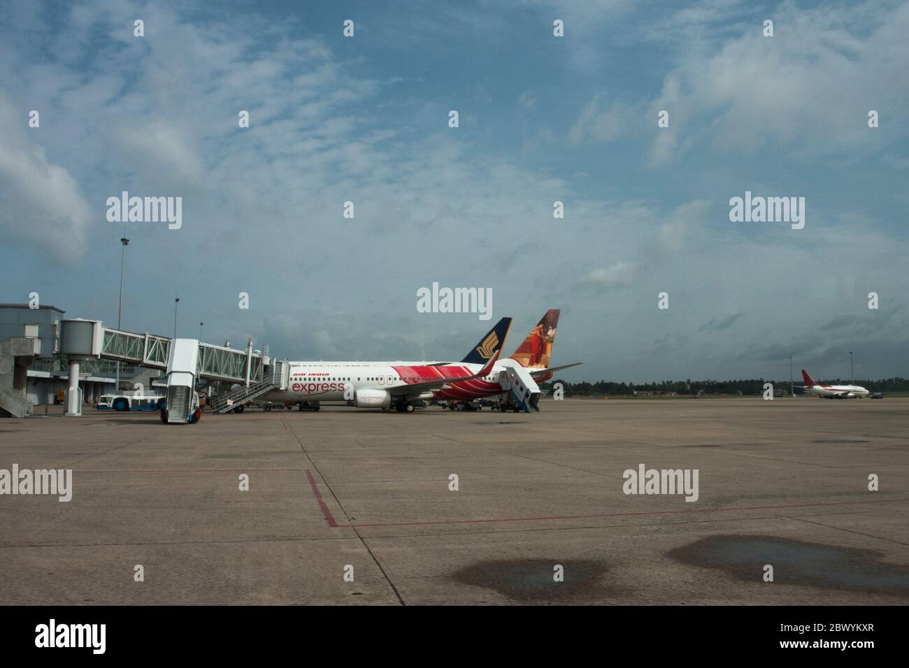 Air India Boeing 737-800 e Singapore Airlines Boeing 777 all'aeroporto internazionale di Bandaranaike. Sri Lanka Foto Stock
