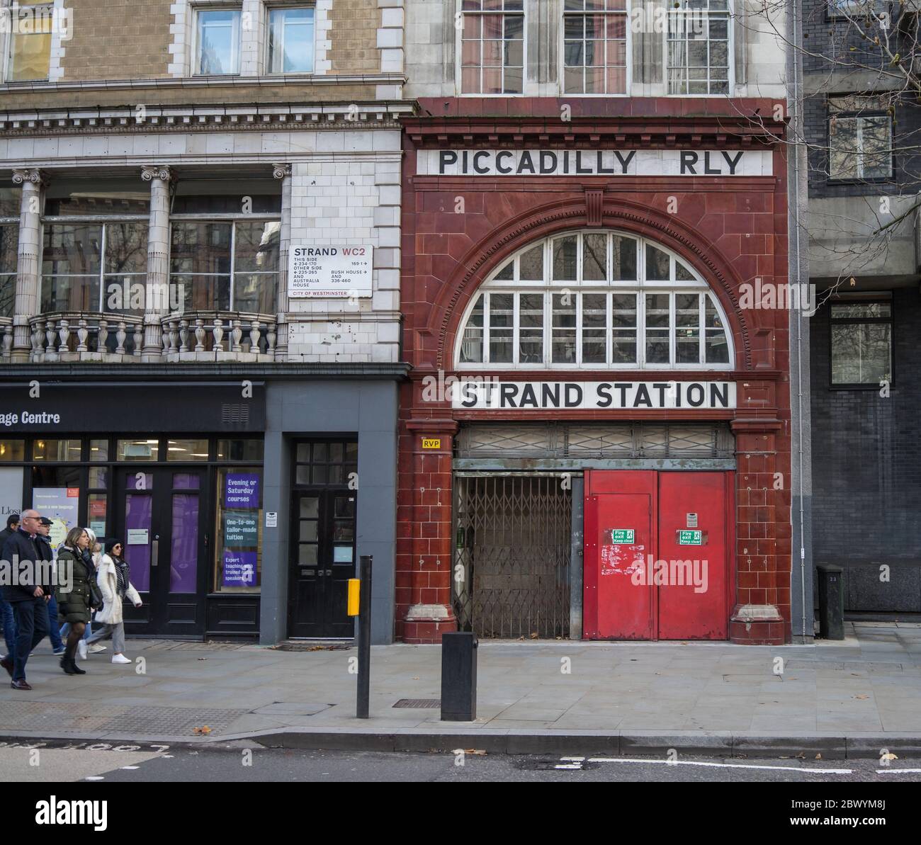 Vecchia stazione della metropolitana Strand London in disuso. Vecchio edificio rosso con cartello Piccadilly RLY. Londra Foto Stock