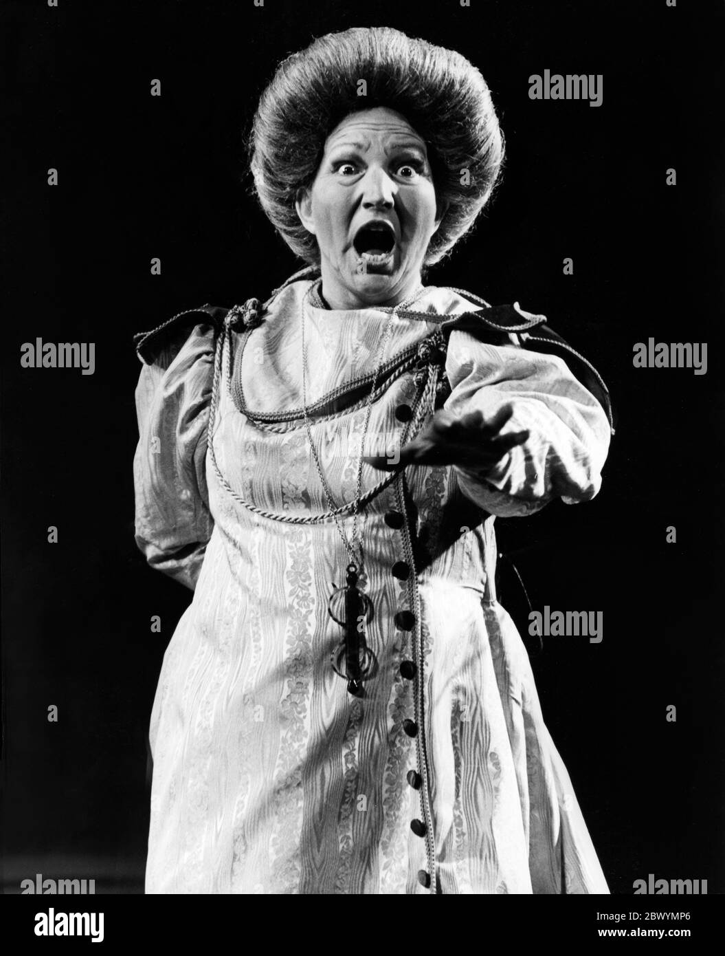 Cantante d'opera che si esibisce dal vivo sul palco e in costume Foto Stock