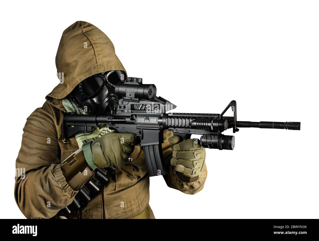 Foto isolata di un soldato post-apocalittico del deserto con giacca tattica, maschera a gas, guanti, fucile e armatura che puntano su una vista di profilo di sfondo bianco. Foto Stock