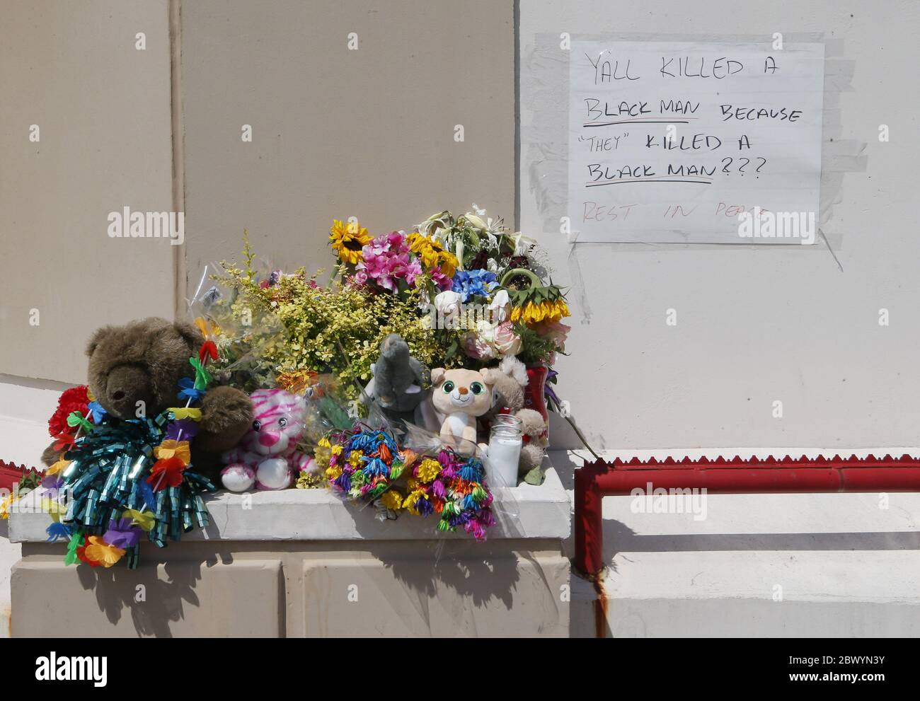 St. Louis, Stati Uniti. 03 giugno 2020. Un piccolo memoriale è stato creato fuori di Lees Pawn e Gioielli Mercoledì, 3 giugno 2020, dove il capitano di polizia di St. Louis City in pensione David Dorn è stato ucciso e ucciso durante le rivolte a St. Louis martedì 2 giugno 2020. La polizia ha trovato il Dorn di 77 anni ucciso fuori del Lee's Pawn e negozio di gioielli, dove aveva lavorato come sicurezza. Nel 2008 Dorn fu assunto come capo della polizia di Moline Acres dopo aver trascorso 38 anni con il Dipartimento di polizia di St. Louis. Photo by Bill Greenblatt/UPI Credit: UPI/Alamy Live News Foto Stock