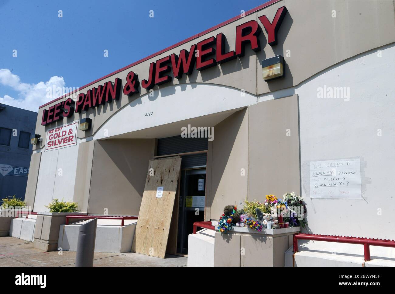 St. Louis, Stati Uniti. 03 giugno 2020. Un piccolo memoriale è stato creato fuori di Lees Pawn e Gioielli Mercoledì, 3 giugno 2020, dove il capitano di polizia di St. Louis City in pensione David Dorn è stato ucciso e ucciso durante le rivolte a St. Louis martedì 2 giugno 2020. La polizia ha trovato il Dorn di 77 anni ucciso fuori del Lee's Pawn e negozio di gioielli, dove aveva lavorato come sicurezza. Nel 2008 Dorn fu assunto come capo della polizia di Moline Acres dopo aver trascorso 38 anni con il Dipartimento di polizia di St. Louis. Photo by Bill Greenblatt/UPI Credit: UPI/Alamy Live News Foto Stock