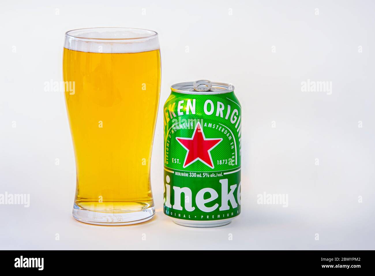 Calgary Alberta, Canada. 3 giugno 2020. Heineken può birra su sfondo bianco Foto Stock