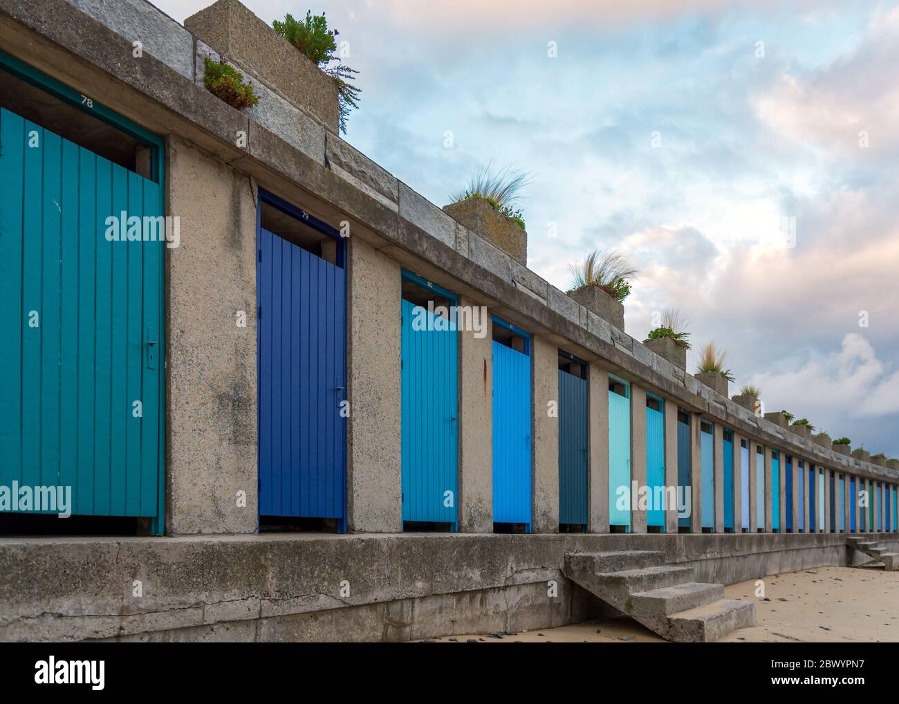 Vista laterale delle porte blu della cabina sulla spiaggia in Bretagna, Francia Foto Stock