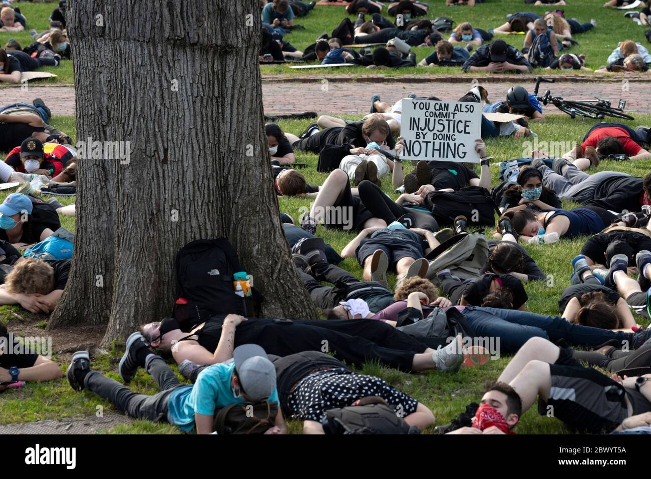 La gente si trova faccia a faccia durante una protesta contro la brutalità della polizia dopo la morte di George Floyd, Boston Massachusetts USA Foto Stock