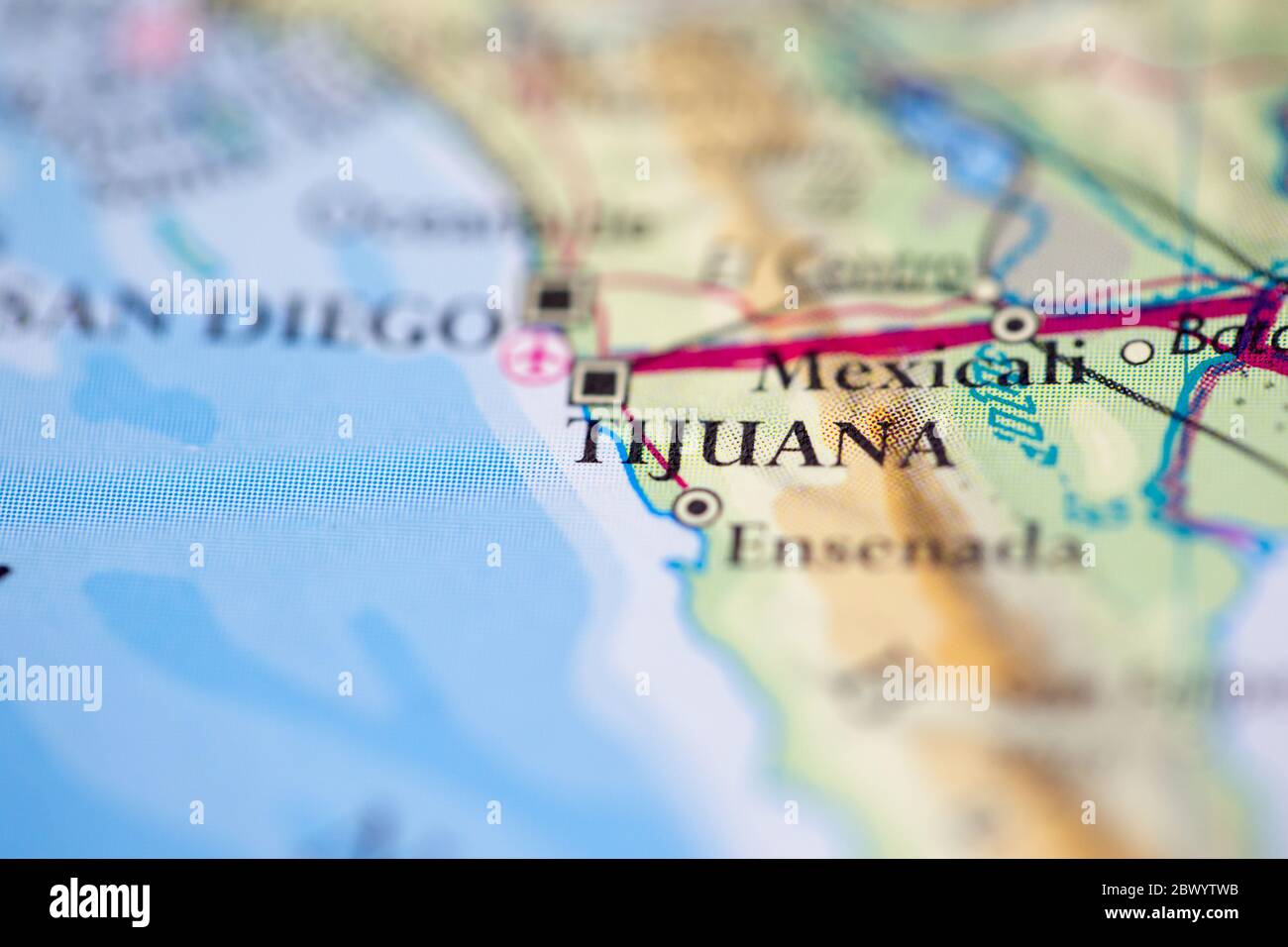 Profondità di campo poco profonda focalizzazione sulla mappa geografica posizione della città di Tijuana Stati Uniti d'America continente americano sull'atlante Foto Stock