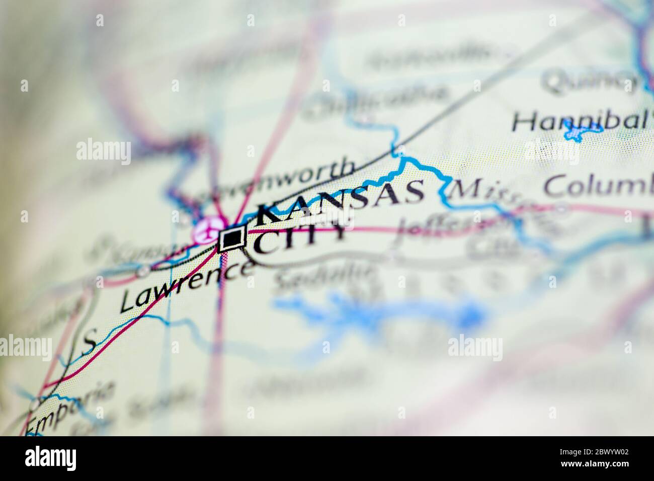 Profondità di campo poco profonda focalizzazione sulla posizione geografica della città del Kansas Stati Uniti d'America USA continente su atlas Foto Stock
