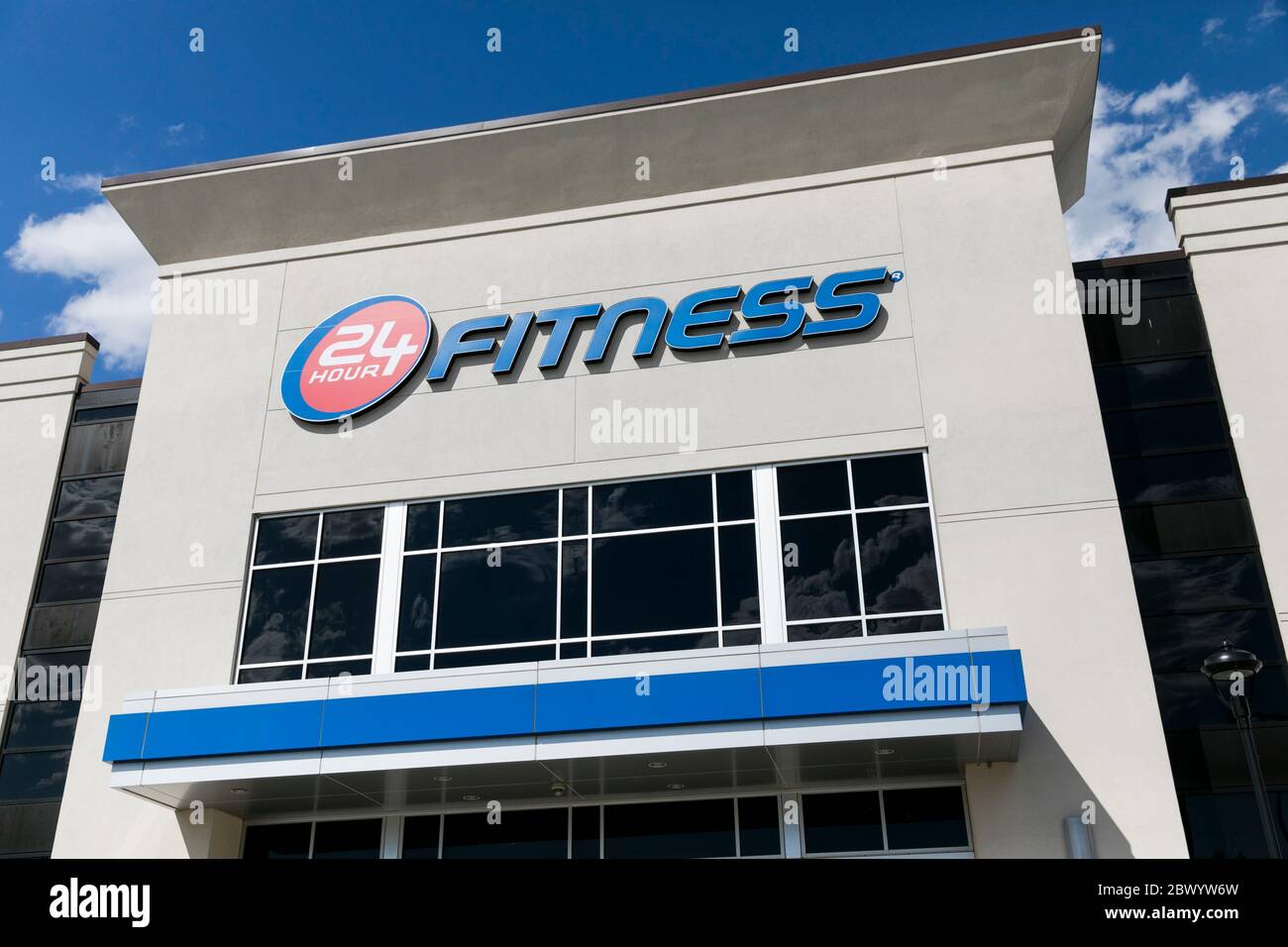 Un logo all'esterno di un centro fitness aperto 24 ore su 24 a Lanham, Maryland, il 30 maggio 2020. Foto Stock