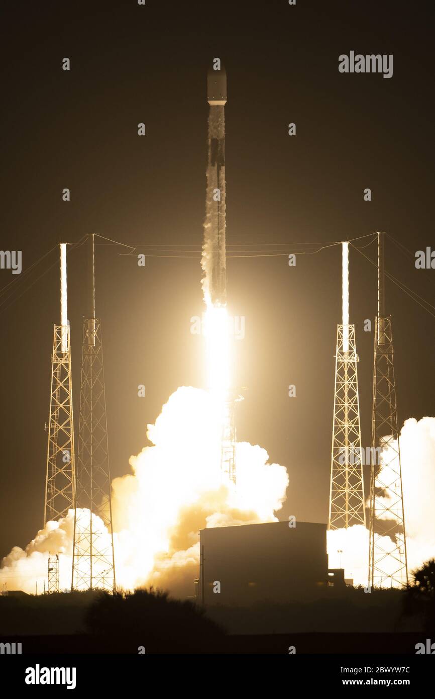 Quattro giorni dopo il lancio storico dal Centro spaziale, uno SpaceX Falcon 9 lancia i satelliti Starlink della società dalla Stazione dell'Aeronautica militare di Cape Canaveral mercoledì 3 giugno 2020. Foto di Joe Marino/UPI Credit: UPI/Alamy Live News Foto Stock