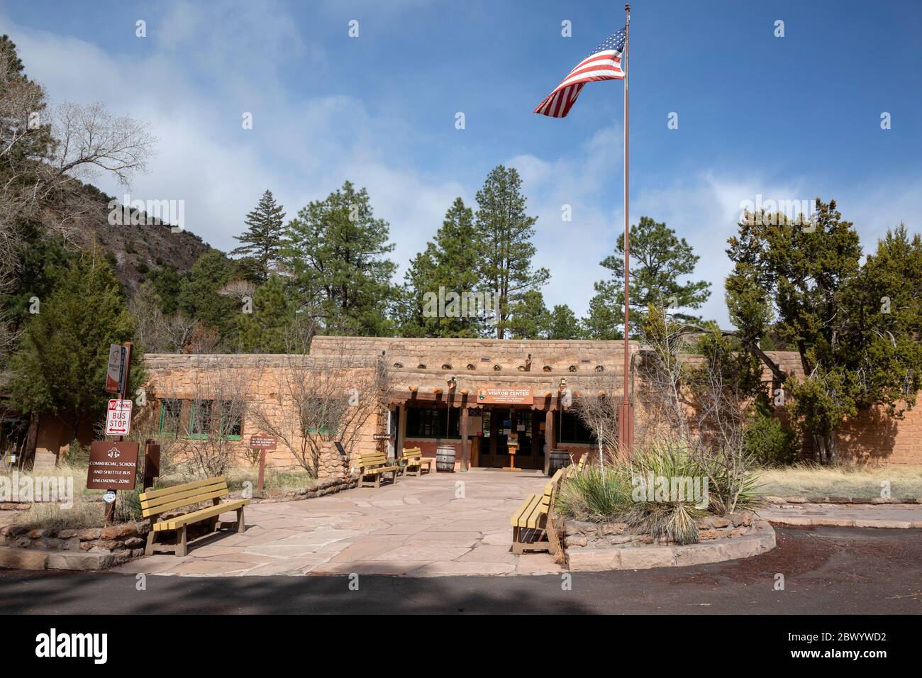 NM00476-00...NUOVO MESSICO - il centro visitatori nel Canyon Frijoles al Bandelier National Monument. Foto Stock