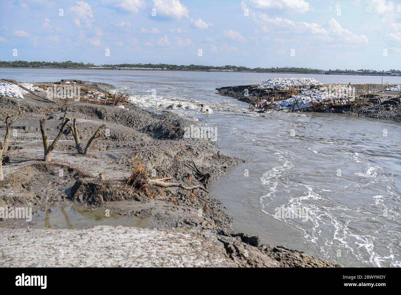 Khulna, Bangladesh. 03 giugno 2020. Una diga rotta durante il periodo successivo alla tempesta ciclonica estremamente grave Amphan.almeno 300,000 persone rimangono senza tetto una settimana dopo un ciclone importante devastato il Bangladesh sud-occidentale e l'India orientale e ucciso più di 100 persone, ha detto i funzionari il 28 maggio. Credit: SOPA Images Limited/Alamy Live News Foto Stock