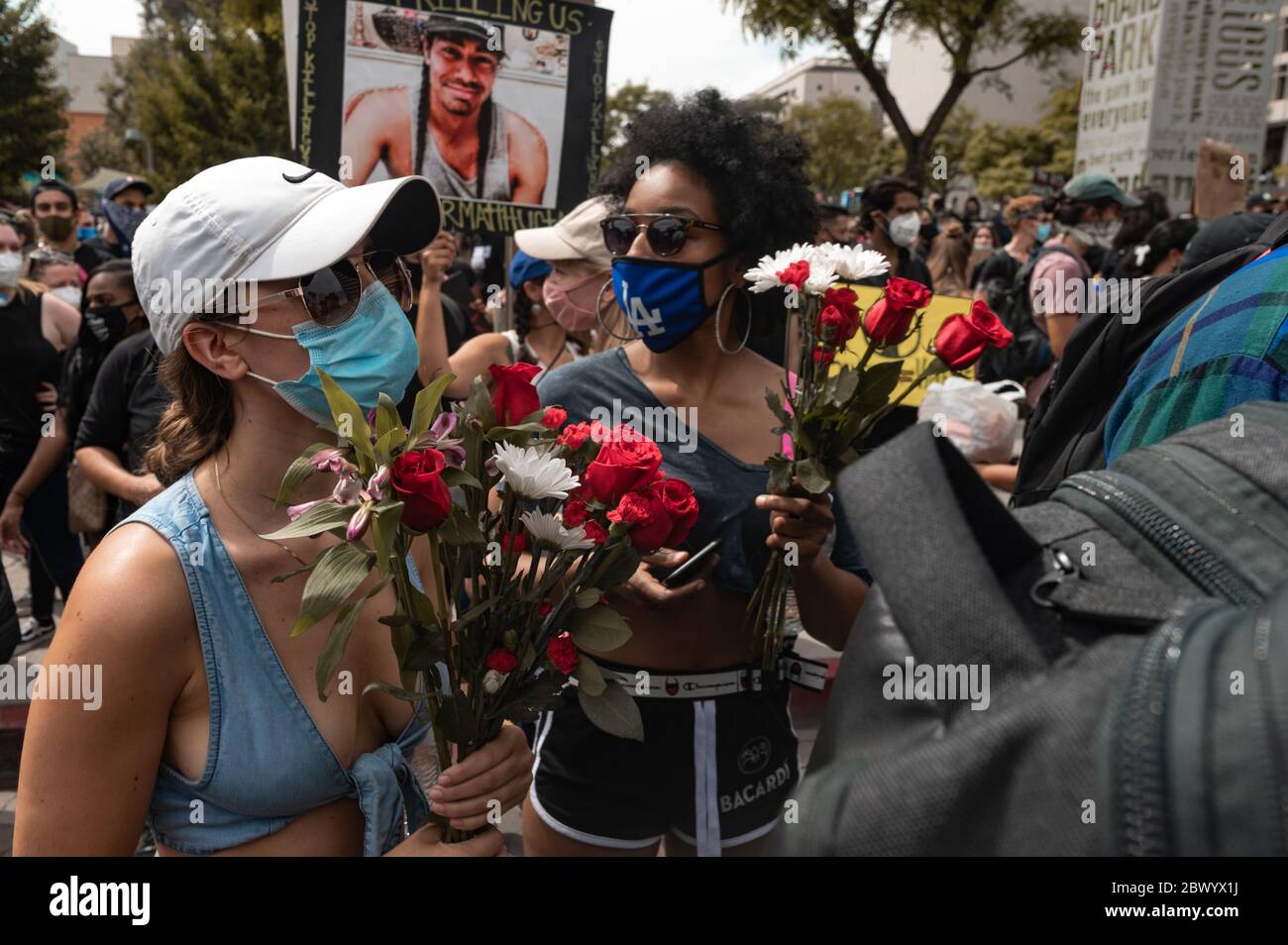 LOS ANGELES - 2 GIUGNO 2020: Black Lives Matter George Floyd protesta il 2 giugno 2020 al Los Angeles City Hall e Grand Park in DTLA. Donne con fiori. Foto Stock