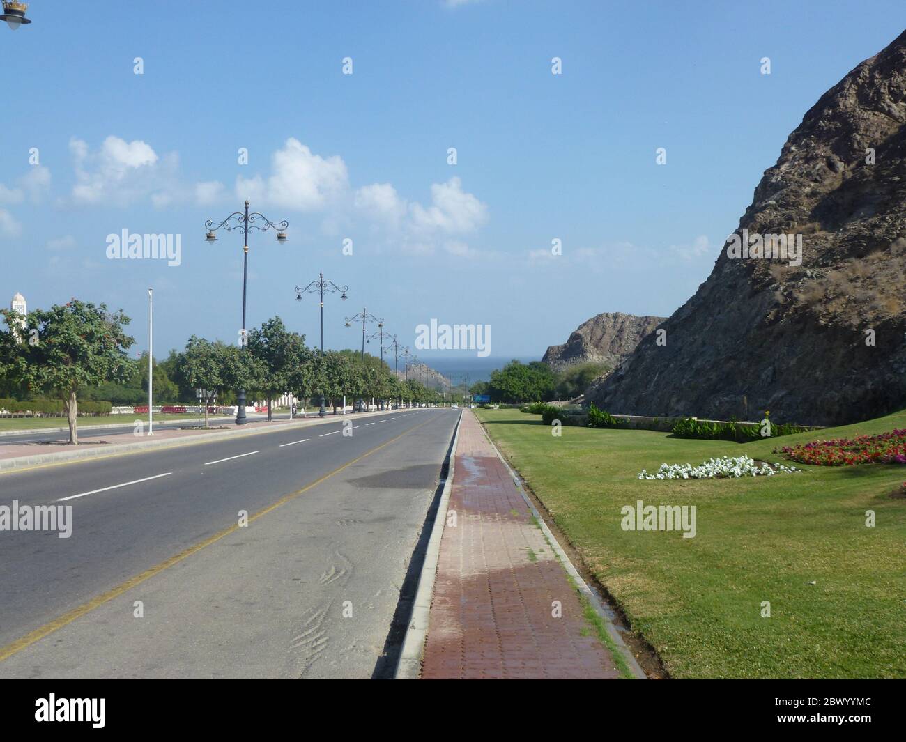 Mascate, capitale portuale dell'Oman, si trova sul Golfo dell'Oman circondato da montagne e deserto. Oman, ufficialmente Sultanato dell'Oman, è un paese della costa sud-orientale della penisola araba nell'Asia occidentale. Foto Stock