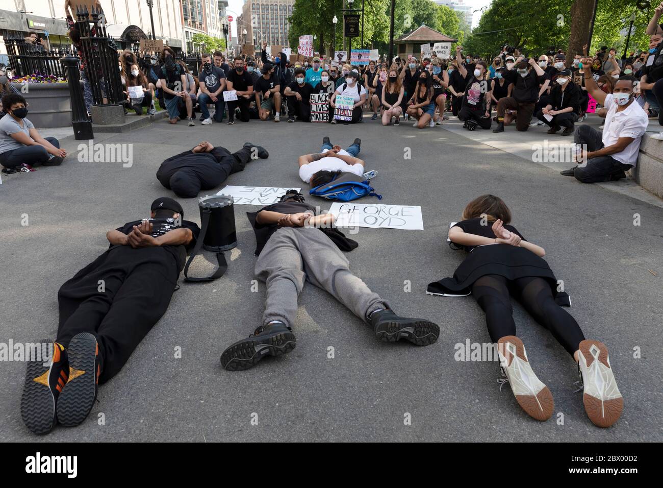 La gente si trova faccia a faccia durante una protesta contro la brutalità della polizia dopo la morte di George Floyd, Boston Massachusetts USA Foto Stock