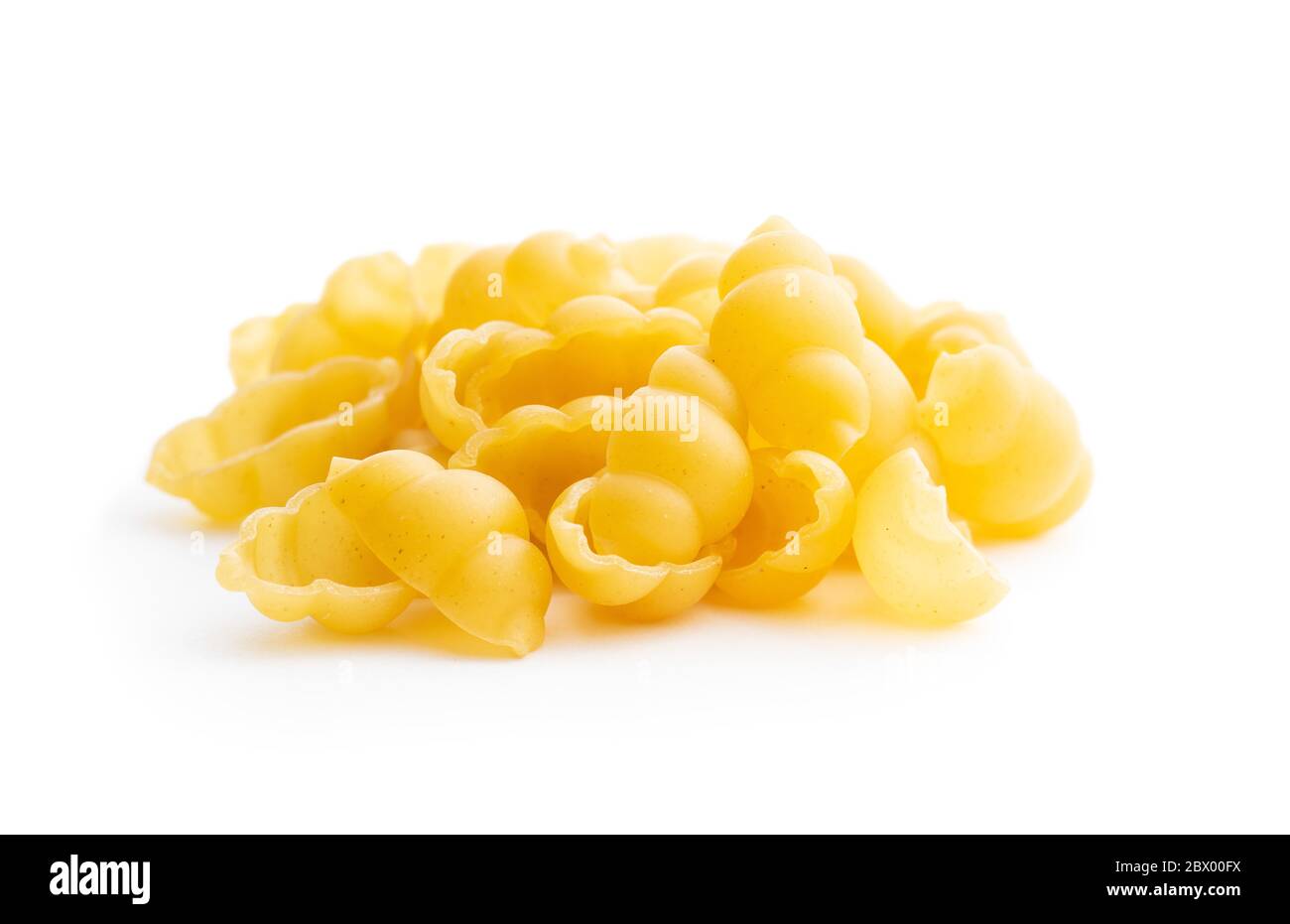 Gnocchi, pasta italiana cruda. Pasta secca isolata su fondo bianco. Foto Stock