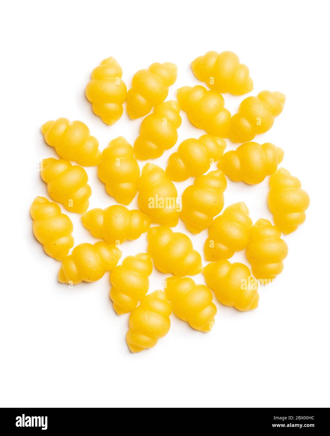 Gnocchi, pasta italiana cruda. Pasta secca isolata su fondo bianco. Foto Stock