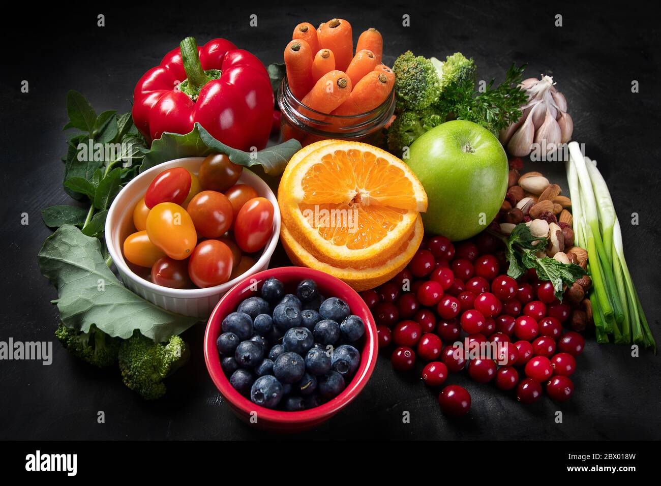 Diabete e colesterolo controllo dieta e sano alimentare concetto di nutrizione, mondo diabete concetto giorno . Vista dall'alto. Cibi su sfondo nero Foto Stock