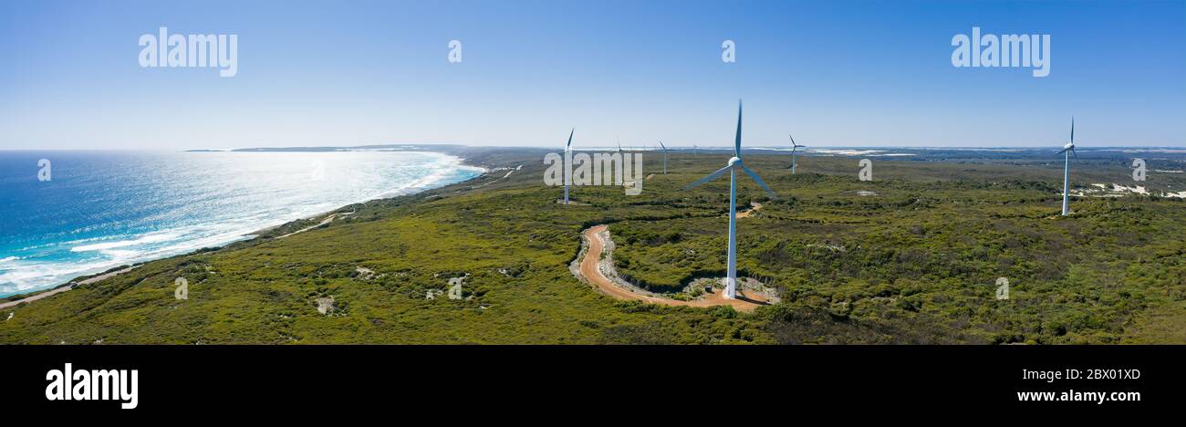 Vista panoramica aerea delle turbine eoliche sulla costa di Esperance Wind Farm nell'Australia occidentale Foto Stock