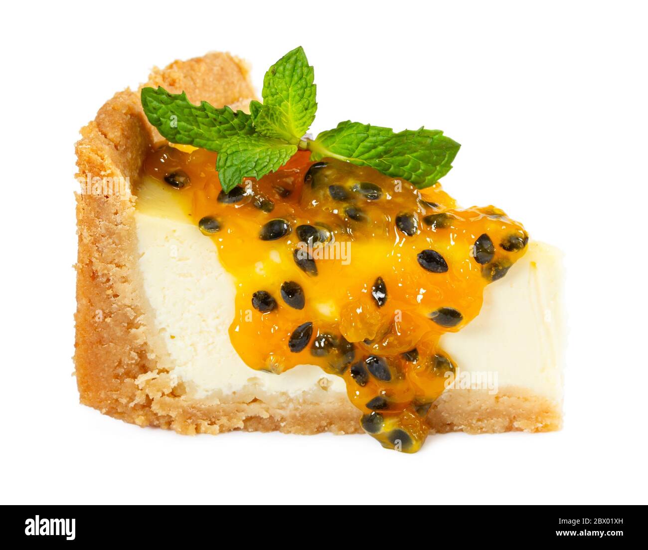 Cheesecake con marmellata di frutta e menta isolate su sfondo bianco. Foto Stock